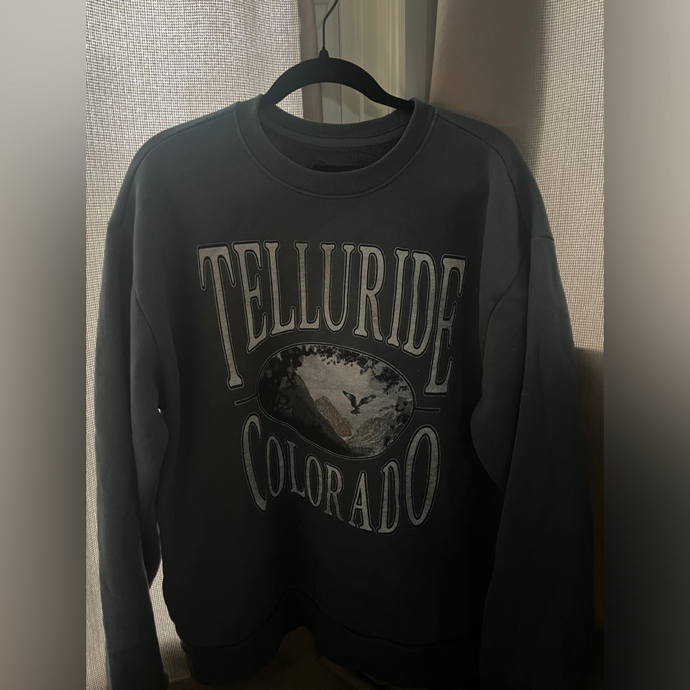 Blue Hollister graphic crew